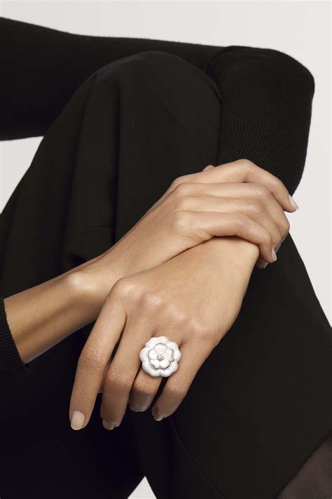 Bague CHANEL camélia diamant, céra